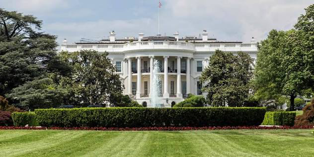 The White House seen from the South Lawn